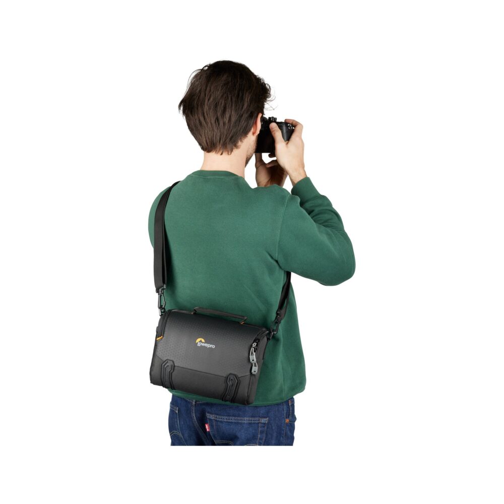 Lowepro Adventura SH 140 III Shoulder Bag (Black)
