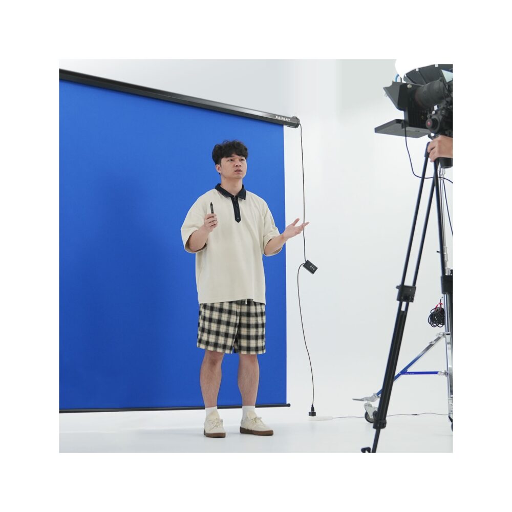 RAUBAY 6.7′ x 7.2′ Motorized Pull Down Blue Screen